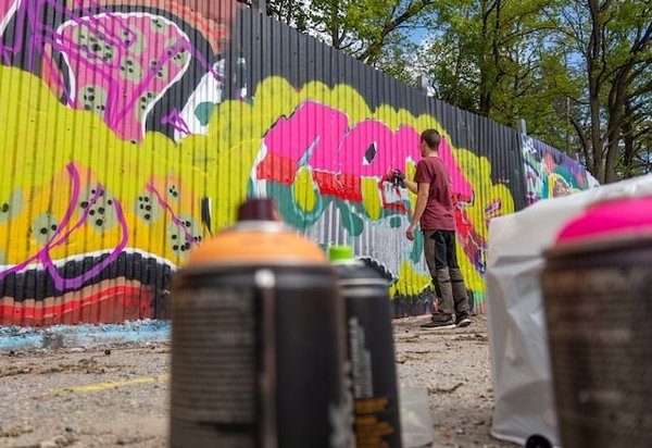 Comment produire un documentaire sur les cultures de street art à travers le monde ?